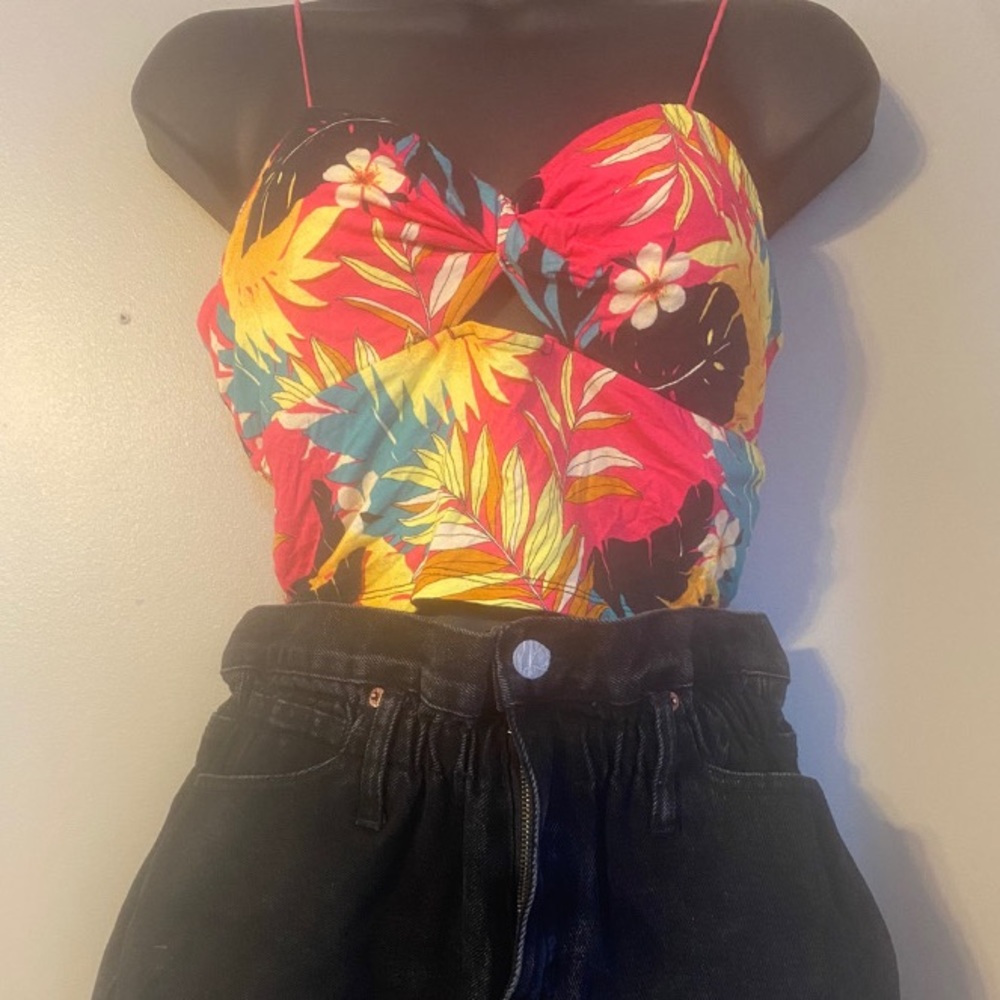 Cute print crop top with front keyhole!